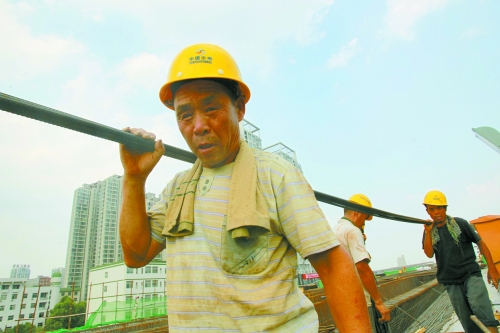 農(nóng)民工工作辛苦，權(quán)益理應(yīng)有保障。