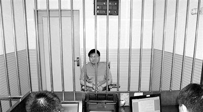 警方審訊犯罪嫌疑人“秦火火”。