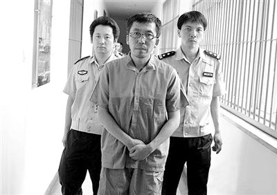 警方押解犯罪嫌疑人“立二拆四”。
