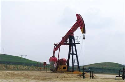 長慶油田標準化井場，位于定邊縣新安邊鎮(zhèn)店子坪村黃土高原上。