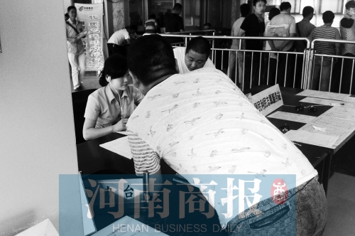 戴著耳機工作，挺“愜意”