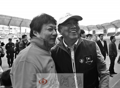 比賽結(jié)束后，老胡熱情擁抱老唐。