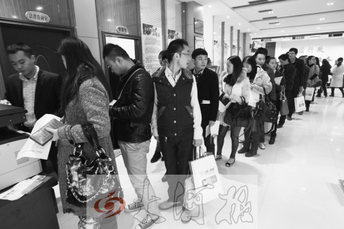昨天,除復印材料處有新人排隊外,金水區(qū)民政局婚姻登記處大廳內(nèi)處未見新人排隊的火爆場景。