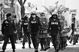 泰警察出動(dòng)。