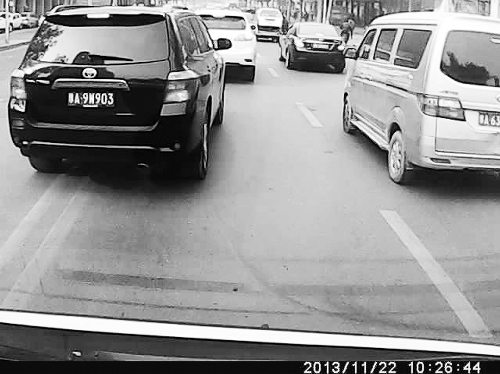 這輛黑色車輛不避讓執(zhí)行緊急任務(wù)的救護(hù)車，并壓著雙黃線變更車道。唐韜/圖