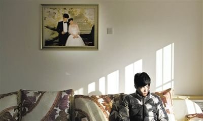 11月28日，青島膠南，丁海偉的婚房掛著與妻子的結(jié)婚照。如今妻子和未出世的孩子都已離世。新京報記者 周崗峰 攝