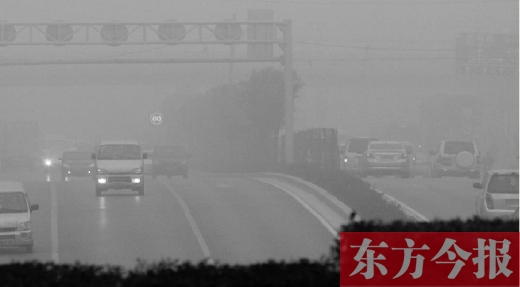 昨天早上，鄭州氣象臺發(fā)布大霧紅色預(yù)警，鄭州空氣質(zhì)量也再次迎來重度污染的預(yù)警