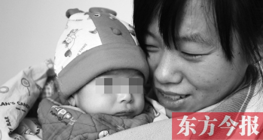 鄭州兒童福利院工作人員，小心地照看著一名體型瘦小的棄嬰