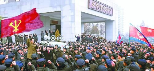 朝鮮11日繼續(xù)展開大規(guī)模批判張成澤運動。圖為朝鮮金策工業(yè)大學(xué)的青年學(xué)生宣誓擁護領(lǐng)袖金正恩。