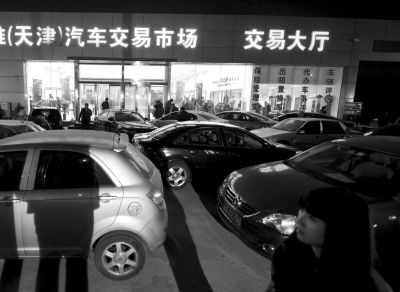 15日晚，辦理二手車交易手續(xù)的天津歐雅汽車市場(chǎng)燈火通明。新華社發(fā)