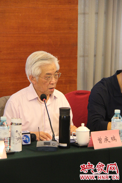 中國(guó)傳媒大學(xué)教授、博士生導(dǎo)師曾慶瑞正在發(fā)言