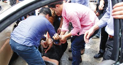 昨日，警方和市民們一起砸窗將肇事者控制。當(dāng)日，福州閩侯縣，一名男子駕駛小車在青口鎮(zhèn)奔馳大道附近撞人后逃逸，事故致7人死亡，12人受傷。圖/CFP