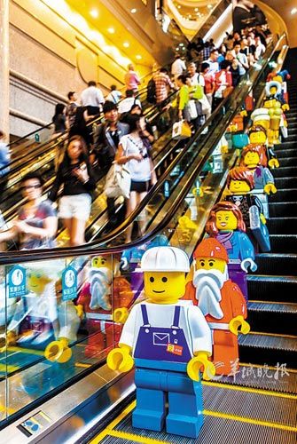 香港時代廣場今年推出樂高圣誕村，樂高人偶烘托節(jié)日氛圍