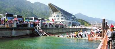 昨天上午10點(diǎn)左右，江西廬山西海風(fēng)景區(qū)司馬旅游碼頭發(fā)生橋面塌陷事故，造成18名游客擦傷或落水。景區(qū)表示，目前已對擦傷或落水游客進(jìn)行有效救治和妥善處置，并對游客損失的財(cái)物進(jìn)行登記。