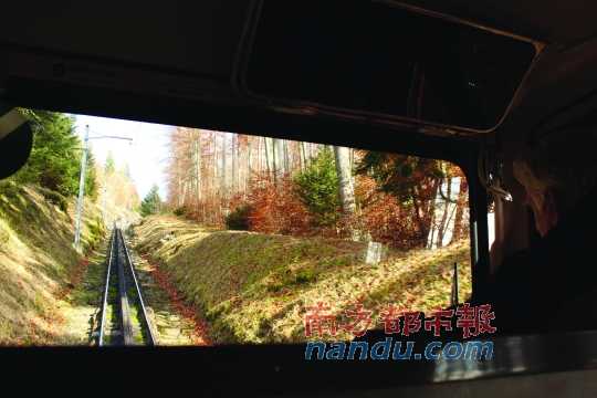 小火車一路向上，沖破云層，豁然開朗，乘客們的歡呼聲適時響起，一切漸入佳境。