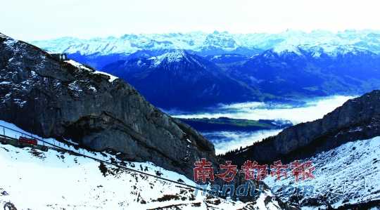  齒軌火車在皮拉圖斯山上穿行，如同紅色的龍在山中游弋。