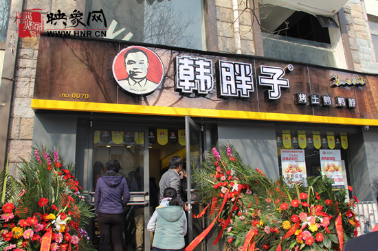 　　“韓胖子”千只茶香雞茶香鴨捐贈(zèng)環(huán)衛(wèi)工人、農(nóng)民工學(xué)子和鄭州市社會(huì)福利院。