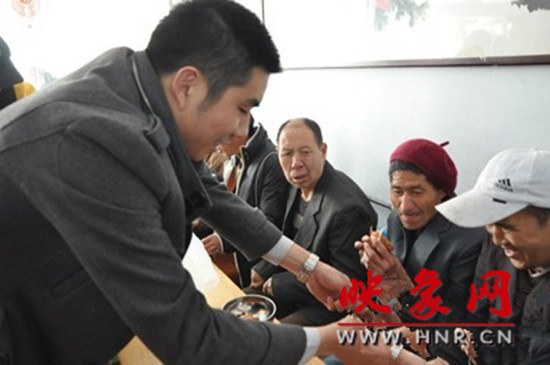 　　“韓胖子”千只茶香雞茶香鴨捐贈(zèng)環(huán)衛(wèi)工人、農(nóng)民工學(xué)子和鄭州市社會(huì)福利院。