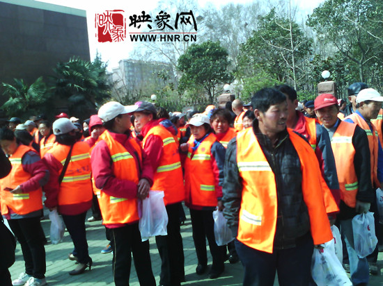 　　“韓胖子”千只茶香雞茶香鴨捐贈(zèng)環(huán)衛(wèi)工人、農(nóng)民工學(xué)子和鄭州市社會(huì)福利院。