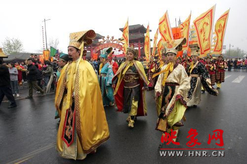 　　3月30日上午,開封市舉行2013中國(開封)清明文化節(jié)踏春巡游活動。　 　　