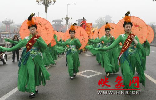 　　3月30日上午,開封市舉行2013中國(開封)清明文化節(jié)踏春巡游活動?！?　　