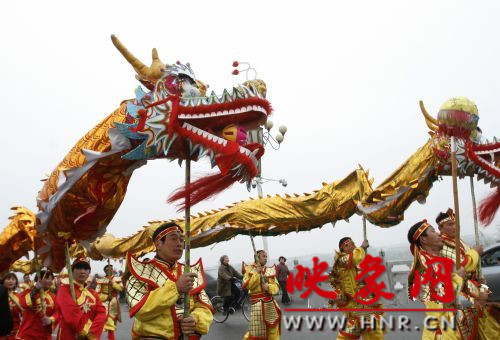 　　3月30日上午,開封市舉行2013中國(開封)清明文化節(jié)踏春巡游活動?！?　　