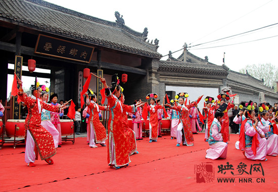 游客參觀清明小長假新推出的本土特色節(jié)目《鼓樂迎賓》。