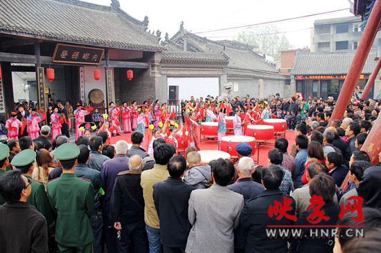 游客參觀清明小長假新推出的本土特色節(jié)目《鼓樂迎賓》。