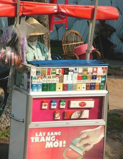 　煙攤，越南街頭隨處都是這樣的流動(dòng)小攤。