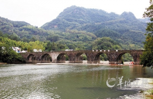 齊云山登封橋是登山的隘口,始建于明代,造型古樸典雅,蔚為壯觀。