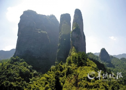 江郎山以“三爿石”著稱(chēng),三爿高約319米的巨石凌空而起。