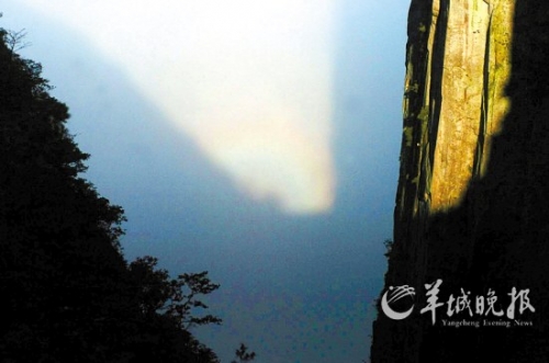 武功山四絕之一的“云海佛光”在大雨過(guò)后出現(xiàn)。