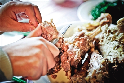 在西北大多數(shù)地區(qū),手抓肉是最普遍最經(jīng)濟(jì)的羊肉吃法。