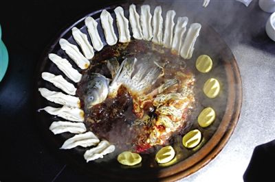 黃驊鍋灶魚，將海魚與面食相互搭配。農(nóng)業(yè)與漁業(yè)、土地與海洋，在這里構(gòu)成了微妙的平衡。