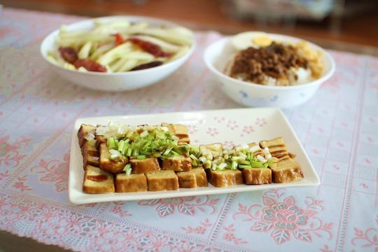 　　對(duì)于一碗鹵肉飯來(lái)說(shuō),完全不需要濃墨重彩的配其他煎炸食物,只需要搭上清爽的豆干、爽口的蘿卜即可。