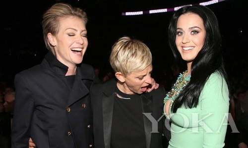 艾倫·德杰尼勒斯(Ellen DeGeneres)同志請注意你的節(jié)操，你老婆還在旁邊看著呢