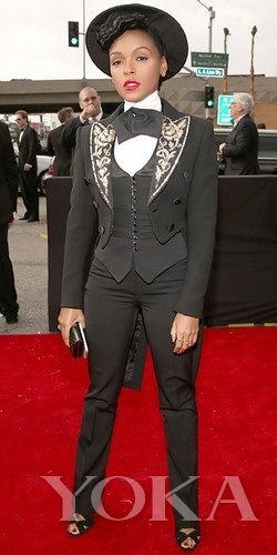  Janelle Monae這身跟去年的打扮差不多，爵士名伶的標(biāo)配嗎