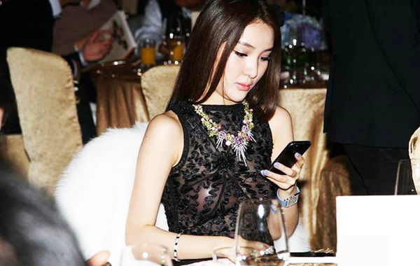 2013年11月30日，郭美美出席保利珠寶拍賣活動，現(xiàn)場郭美美一席透視的上衣性感現(xiàn)身，胸前乳貼顯露無