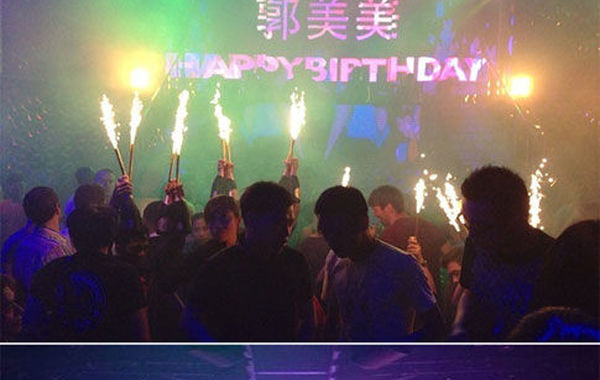 2013年6月16日下午，郭美美在網(wǎng)上曬出一組慶生照。通過照片可以看出，酒吧的巨大舞池中燃放焰火