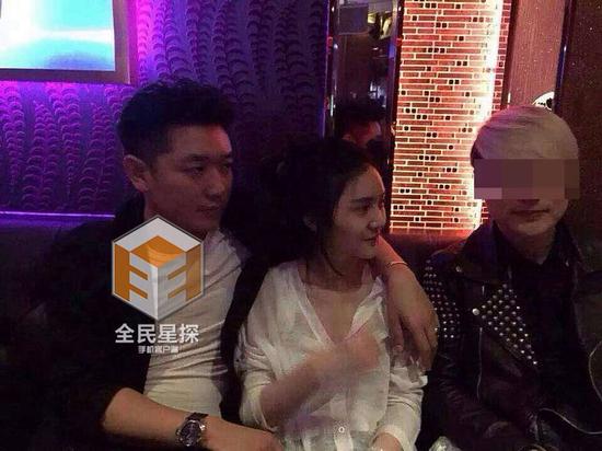 田源摟著激吻門(mén)女主，自稱是在勸架