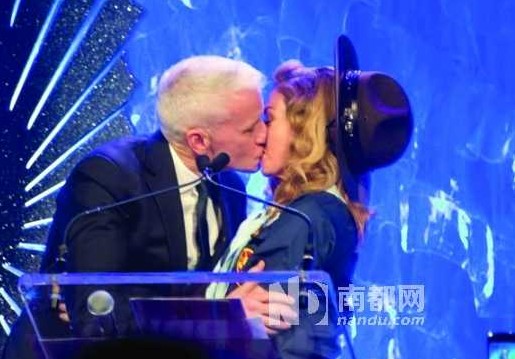 16日，麥當娜在紐約舉行的第24屆同志媒體獎頒獎禮上，頒獎給美國CNN主播安德森-庫珀，獲對方獻吻