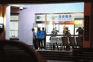 釋小龍走出派出所。