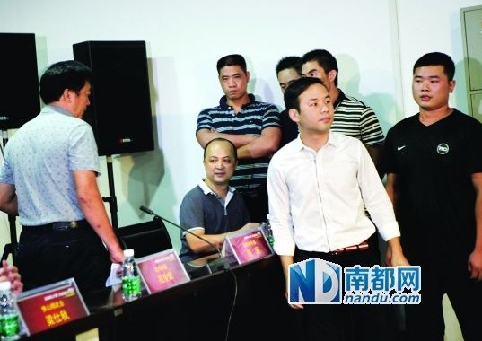 佛山精武會會長梁旭輝在弟子保護下來到現(xiàn)場。