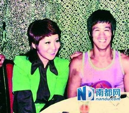 從當(dāng)時(shí)拍到的很多李小龍和丁佩一起的照片中可以看到，她和李小龍的發(fā)型是一樣的。