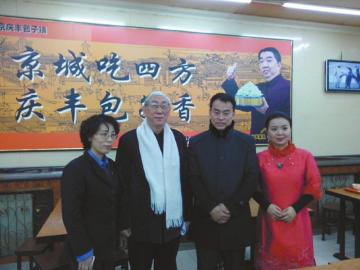 吳頌今（左二）、王樹才（左三）、談芳兵（右一）與店長合影。