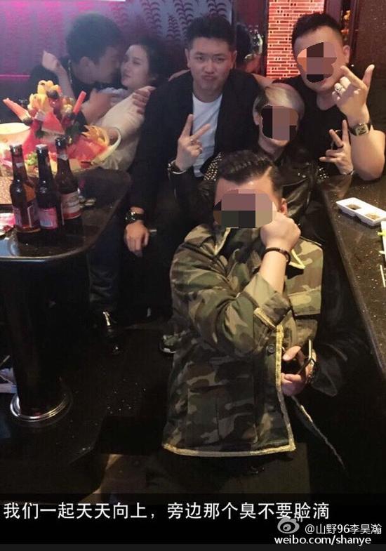 田源朋友辟謠稱左側(cè)抱著女子親吻的是田源的發(fā)小，女子的男友。