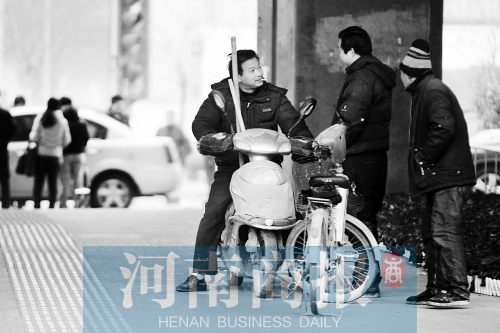 想讓農(nóng)民工安定下來，城市要給他們相應的福利待遇，還有家的感覺