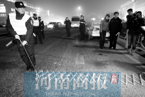 特警隊員在清查中使用阻車釘，應對惡意闖崗或攔截駕車逃竄行為 河南商報記者 王春勝/攝