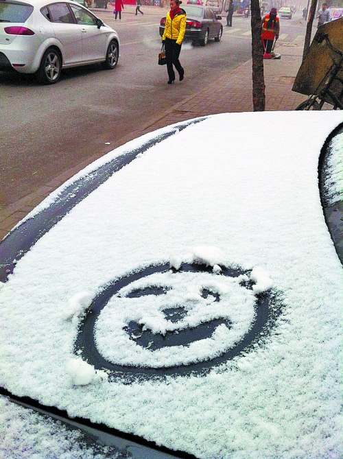 一月十五日上午，有汽車披著一身的雪裝，從經(jīng)開區(qū)回到市區(qū)。