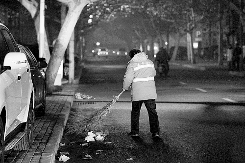 清晨六點(diǎn)，鄭州市經(jīng)七路，一名環(huán)衛(wèi)工開始了一天的工作。
